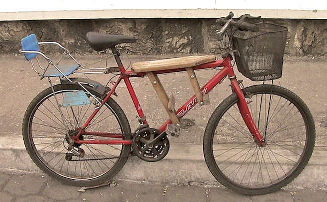 Gal Galapagos Family Bike.JPG (177245 bytes)