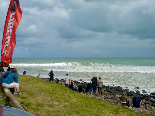 NZ Raglan Surf.JPG (122378 bytes)