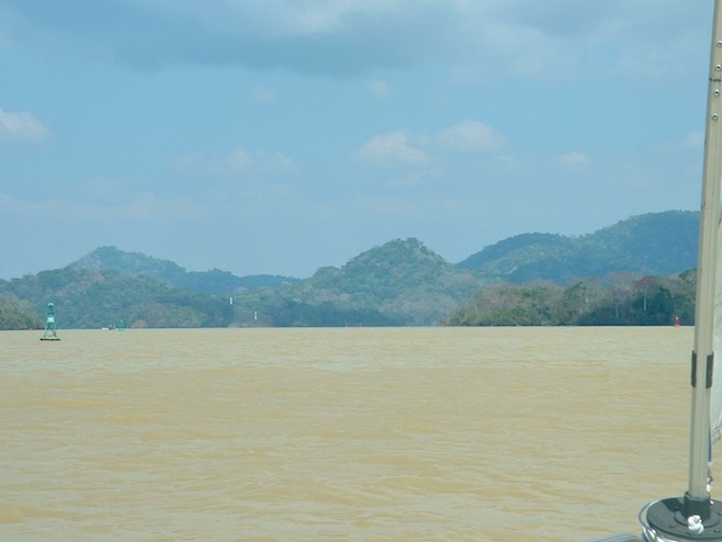 Panama Gatun Lake.JPG (71763 bytes)