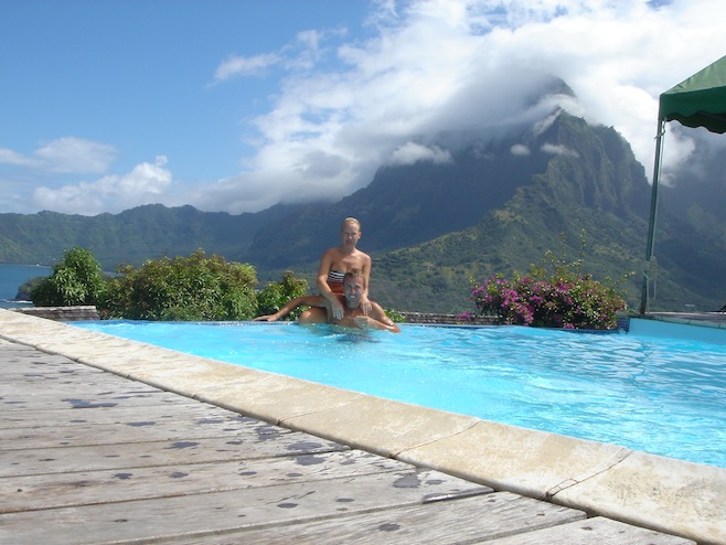 SoPac Marquesas Pearl Lodge Pool.JPG (136468 bytes)