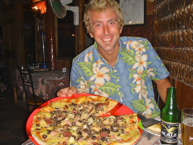 Tonga Huge Pizza.JPG (170173 bytes)
